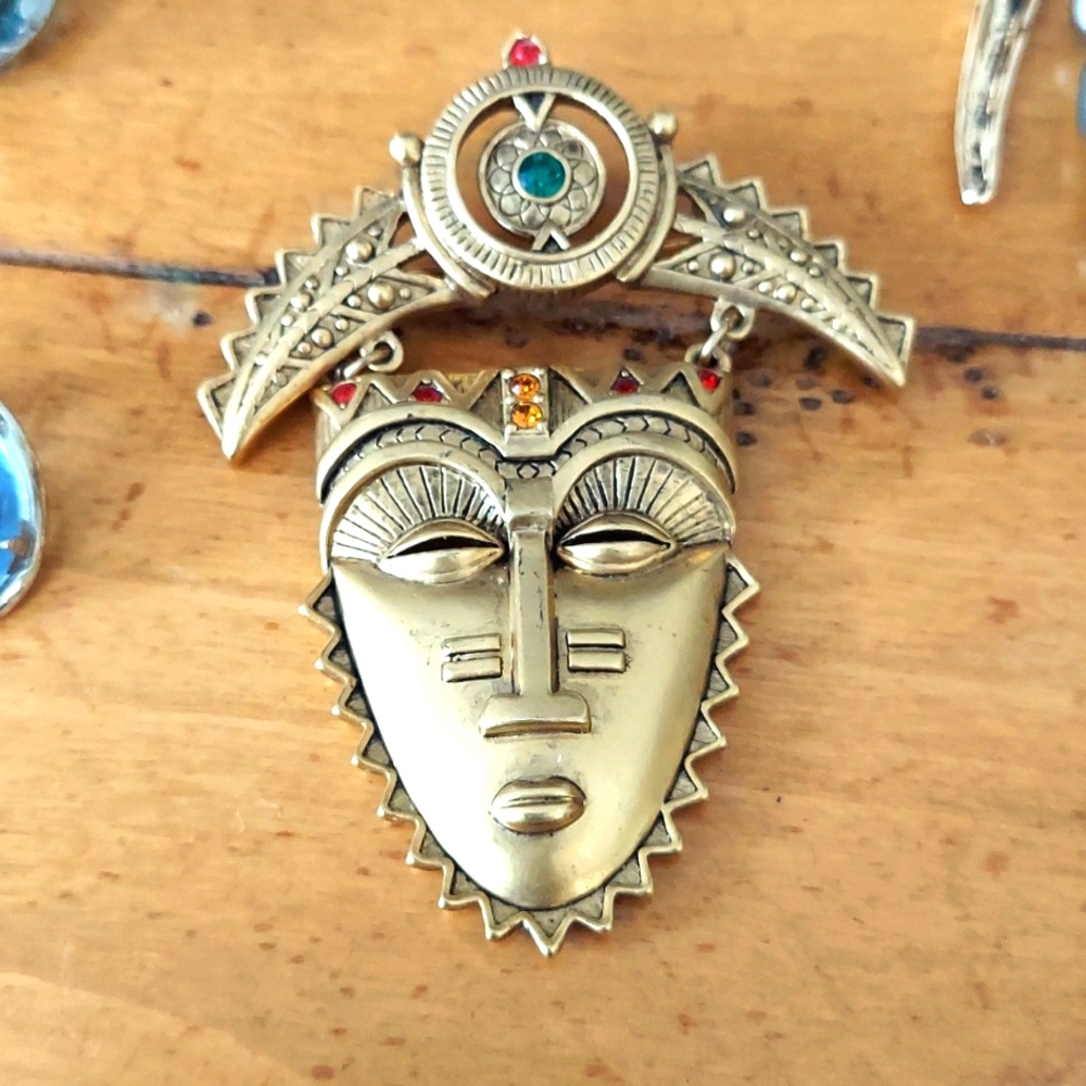 Avon Brooch Aztec Goddes Mask with crown‎ of faux gemstones on brushed gold